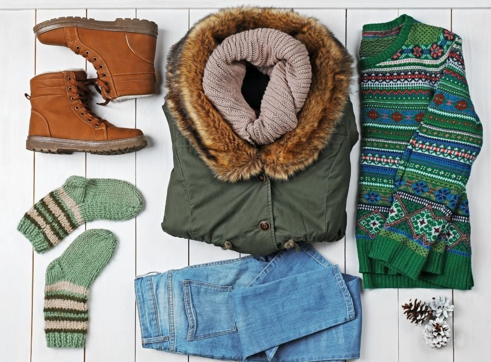 a set of clothes such as knitted sweater, jacket, pants, shoes and socks />
    </p>
    <p dir=